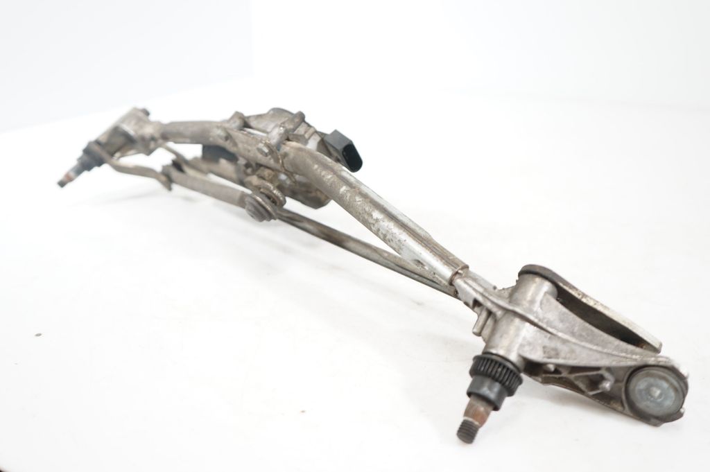 Front wiper linkage and motor (6)