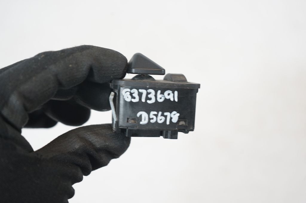 Wing mirror switch (8)