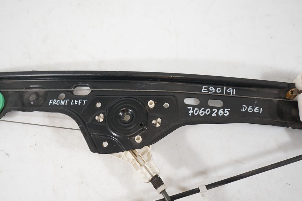 Front door window regulator with motor (9)