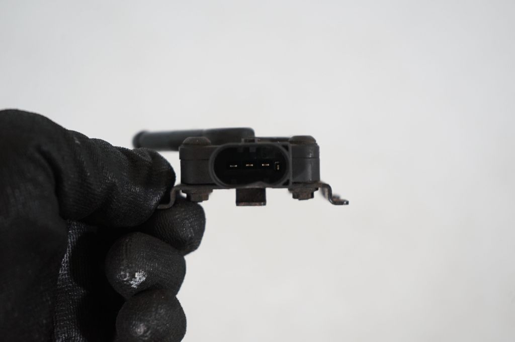 Exhaust gas pressure sensor (7)