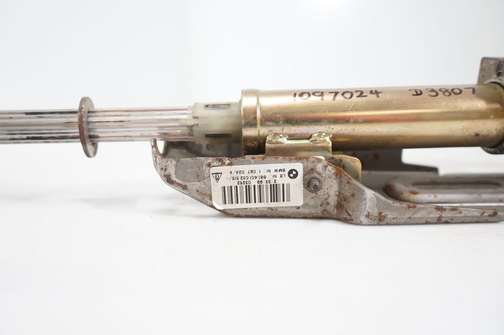 Steering wheel axle (9)