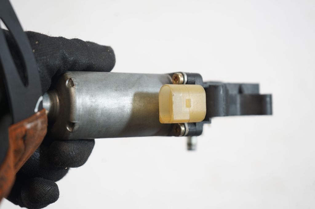 Front door window regulator motor (6)