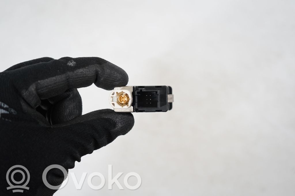 AUX in-socket connector (8)