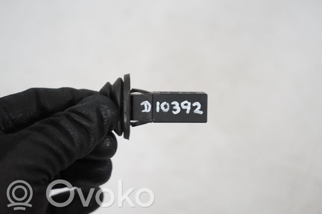 Fuel tank cap lock (7)