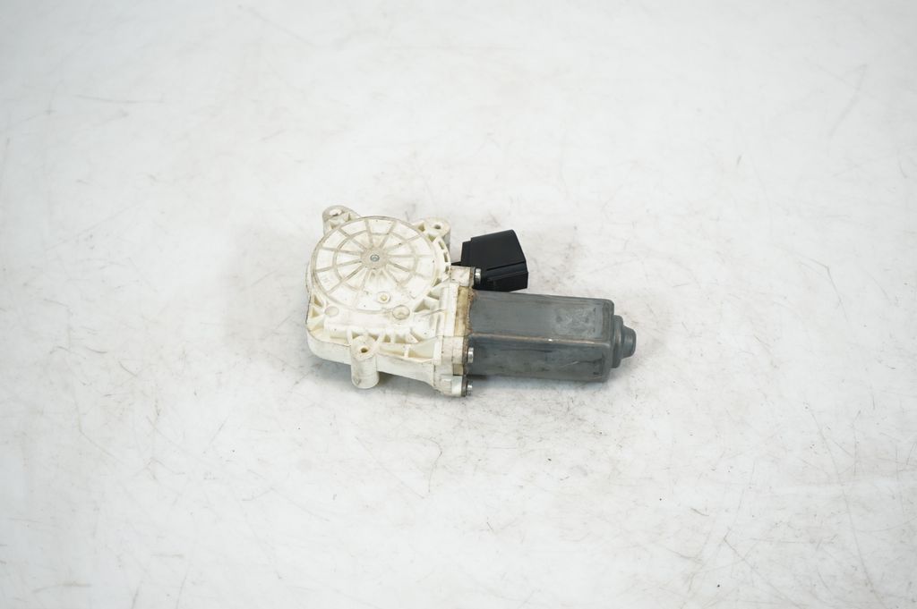 Rear door window regulator with motor (5)