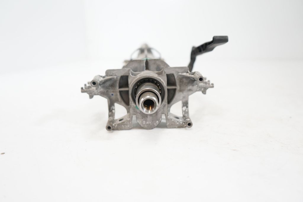 Steering wheel axle (8)