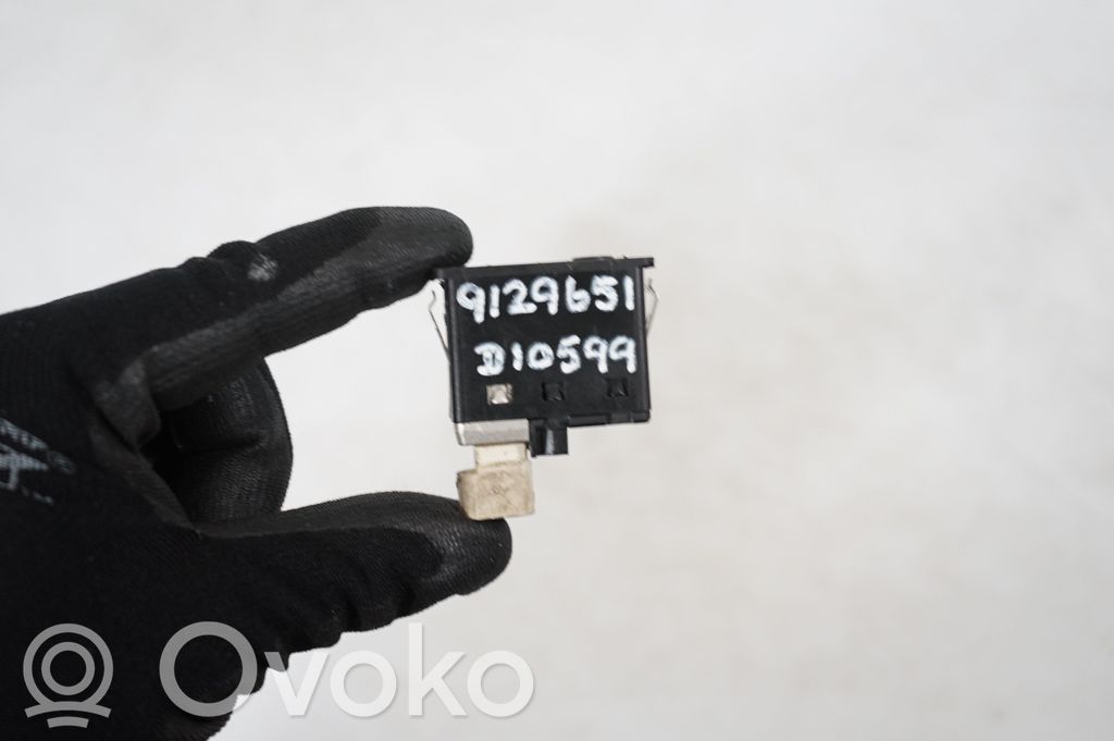 AUX in-socket connector (8)