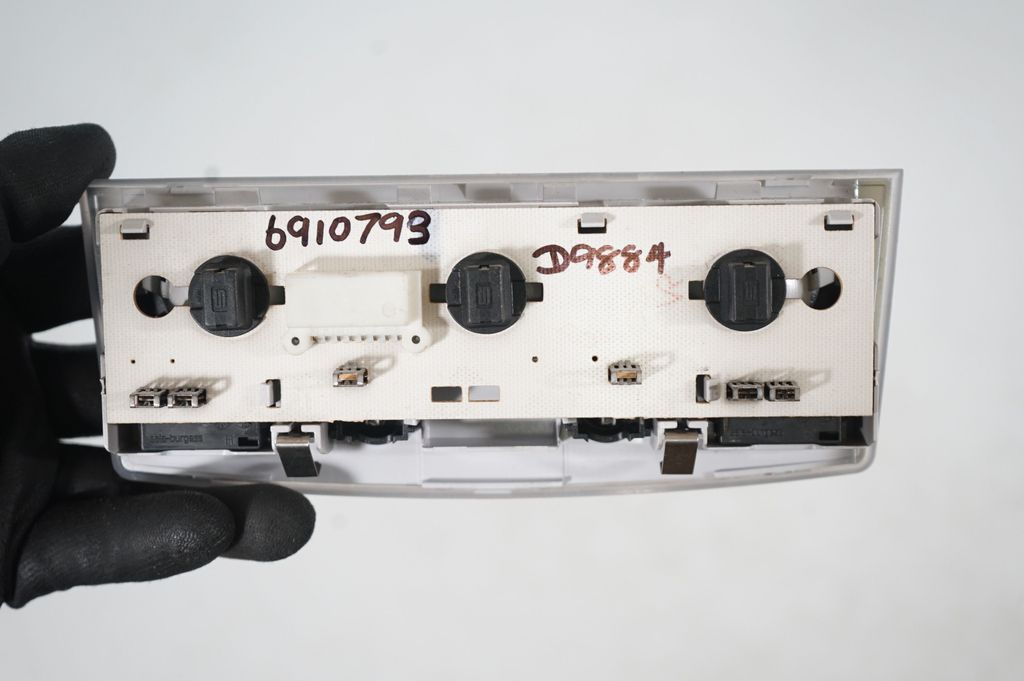 Rear seat light (12)