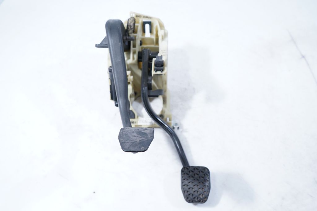Brake pedal (4)