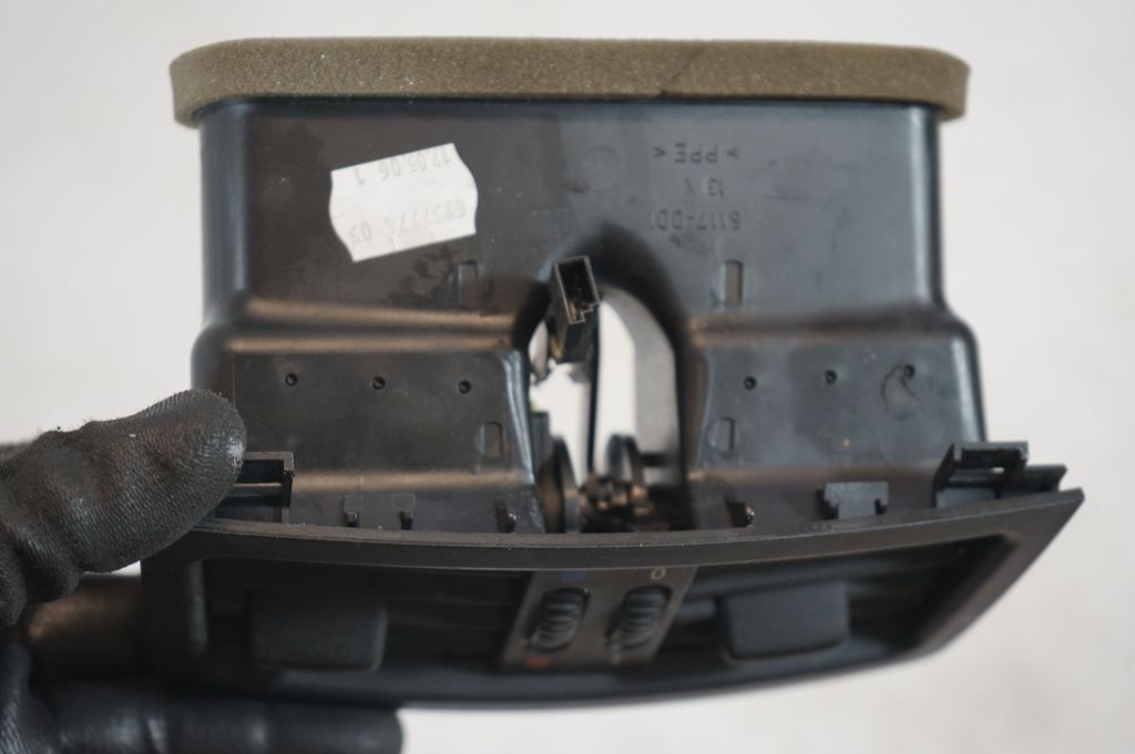 Rear air vent grill (6)