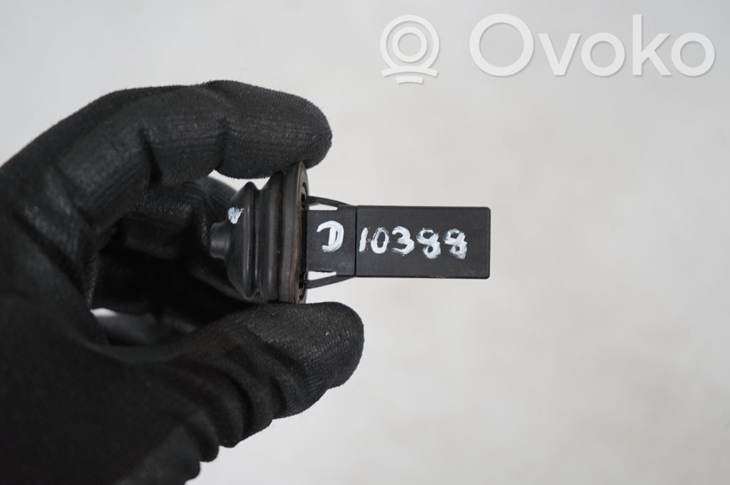 Fuel tank cap lock (9)