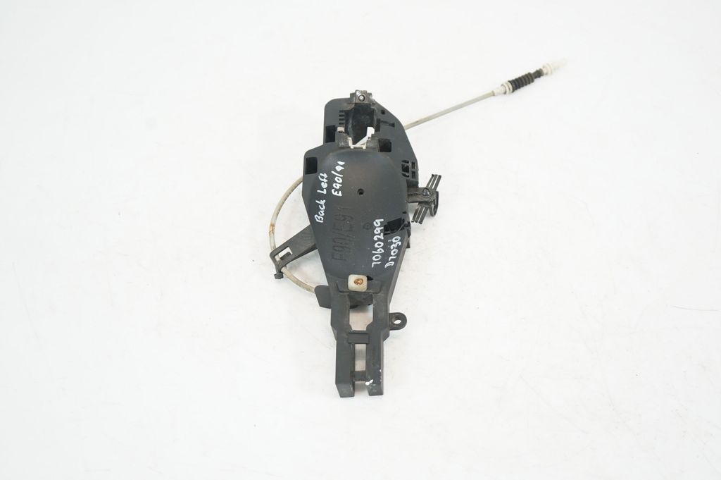 Rear door exterior handle/bracket (4)