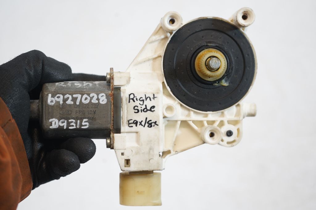 Front door window regulator with motor (8)