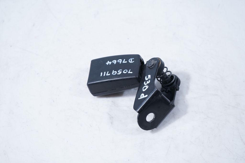Rear seatbelt buckle (2)