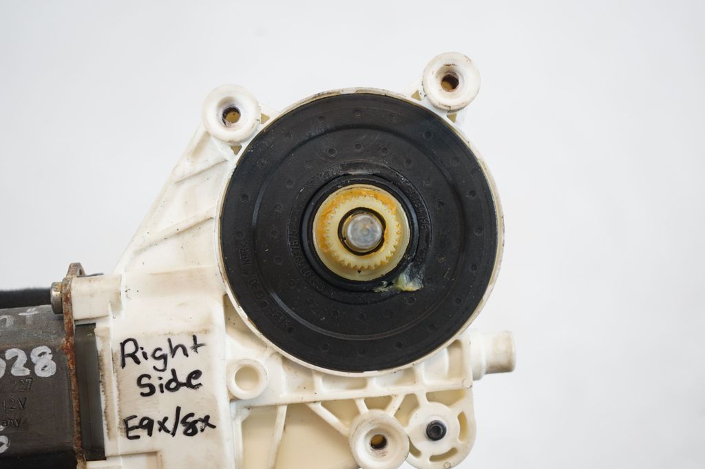 Front door window regulator with motor (7)