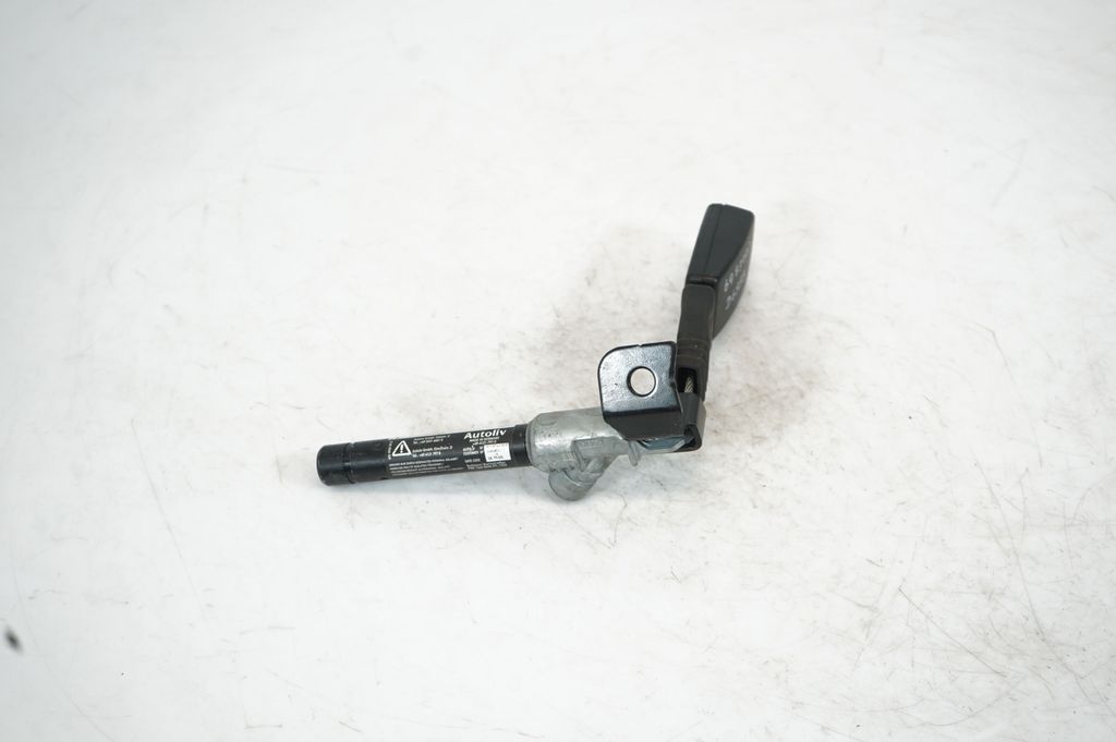 Rear seatbelt buckle (4)