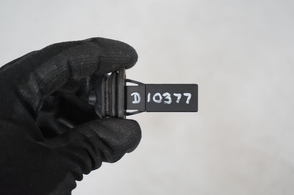 Fuel tank cap lock (7)