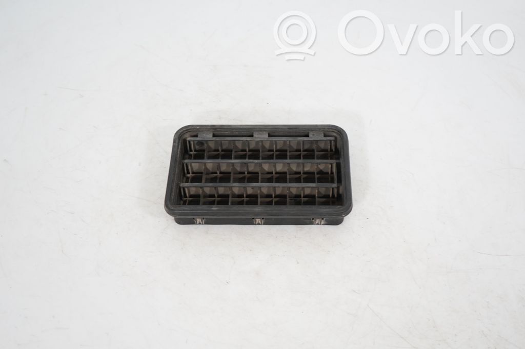 Quarter panel pressure vent