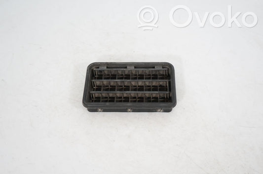 Quarter panel pressure vent