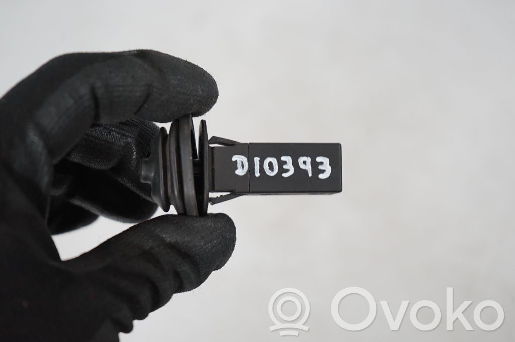 Fuel tank cap lock (7)