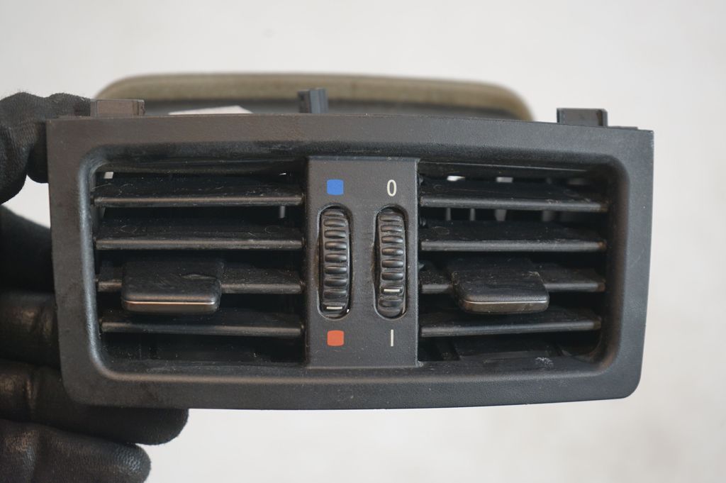 Rear air vent grill (7)