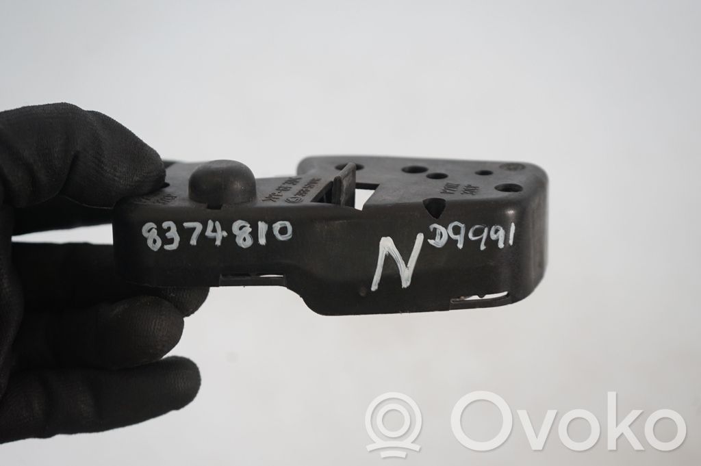 Tail light bulb cover holder (8)