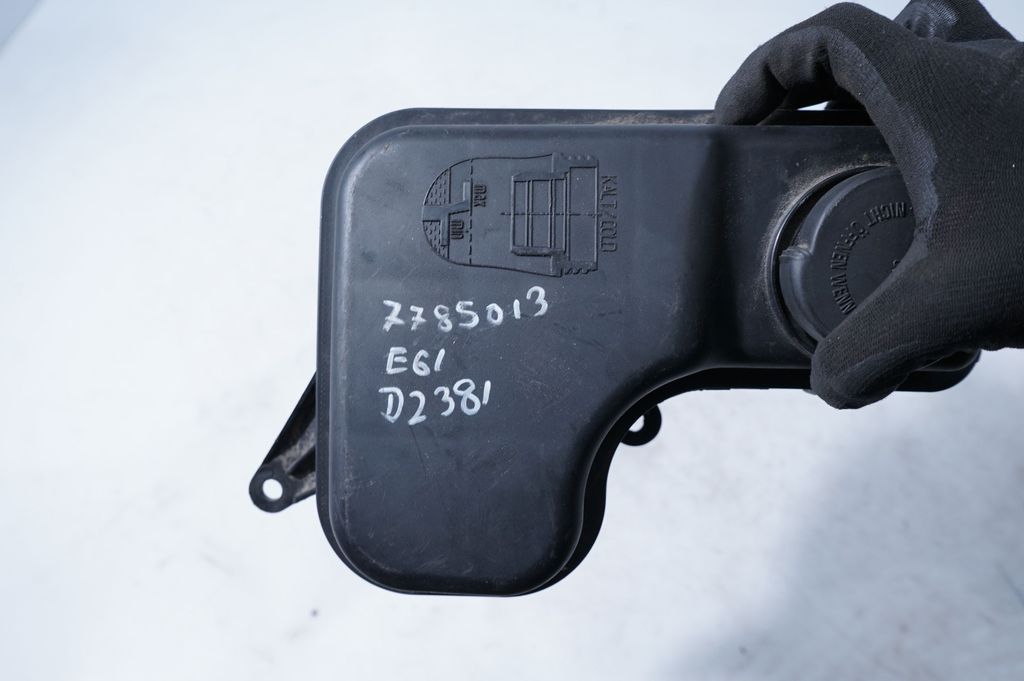 Coolant expansion tank/reservoir (7)