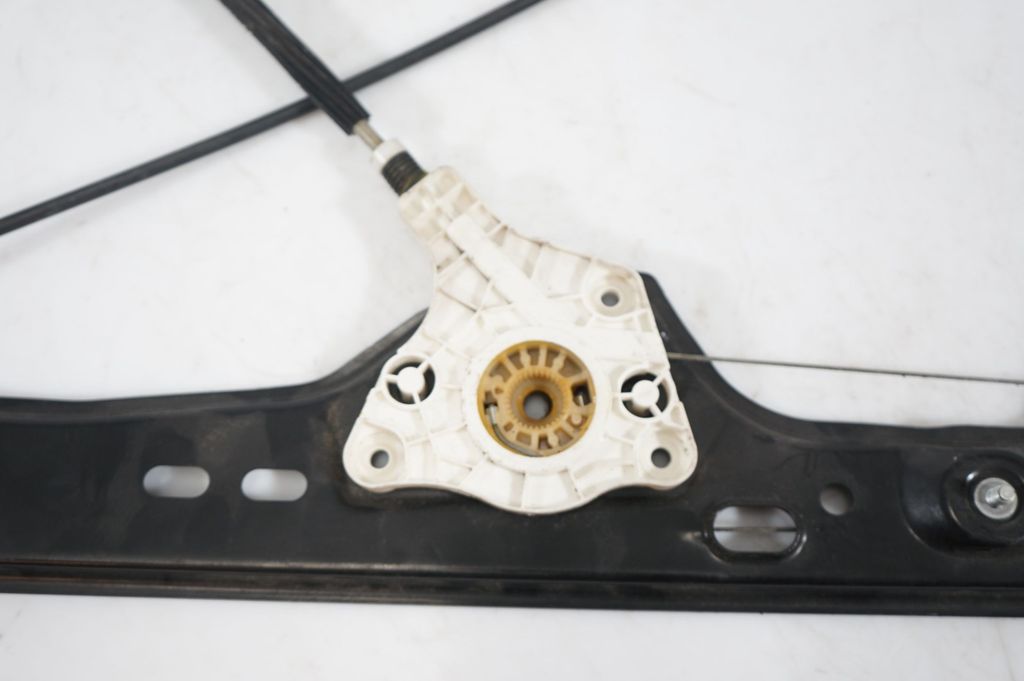 Front door window regulator with motor (8)