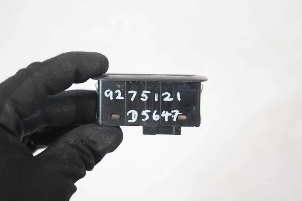 Tailgate/boot open switch button (7)