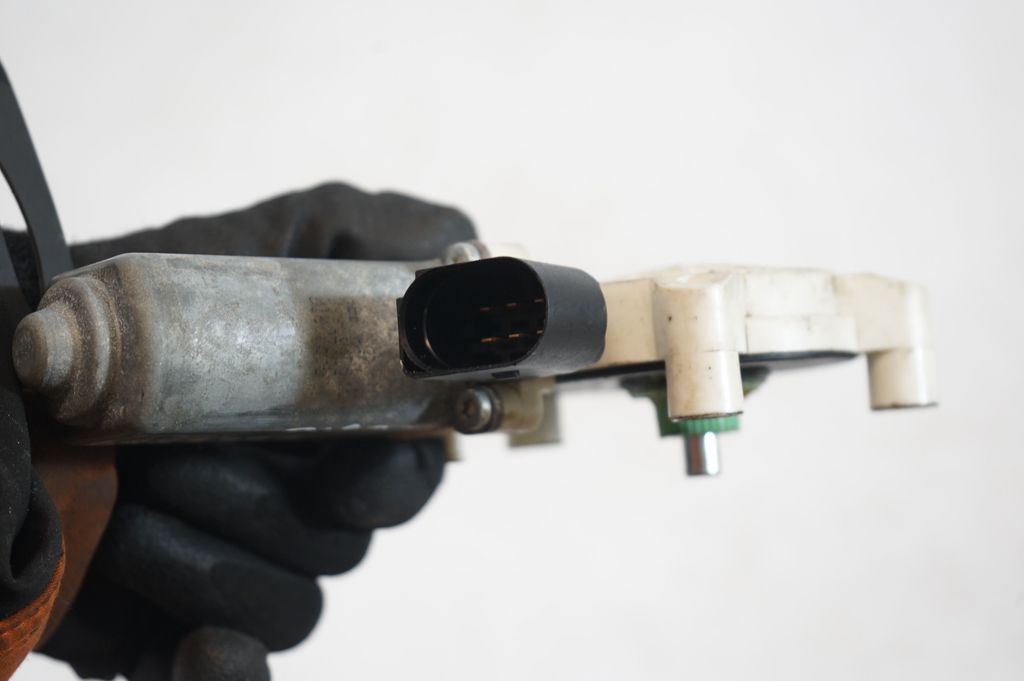 Rear door window regulator with motor (6)