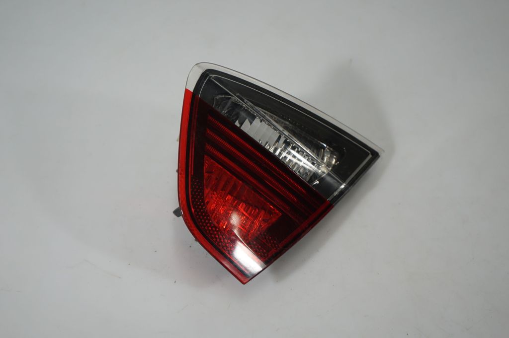 Tailgate rear/tail lights (4)