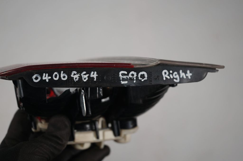 Tailgate rear/tail lights (10)