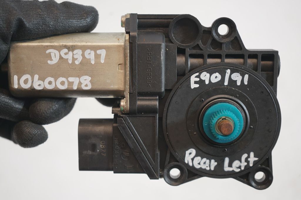 Rear door window regulator with motor (9)