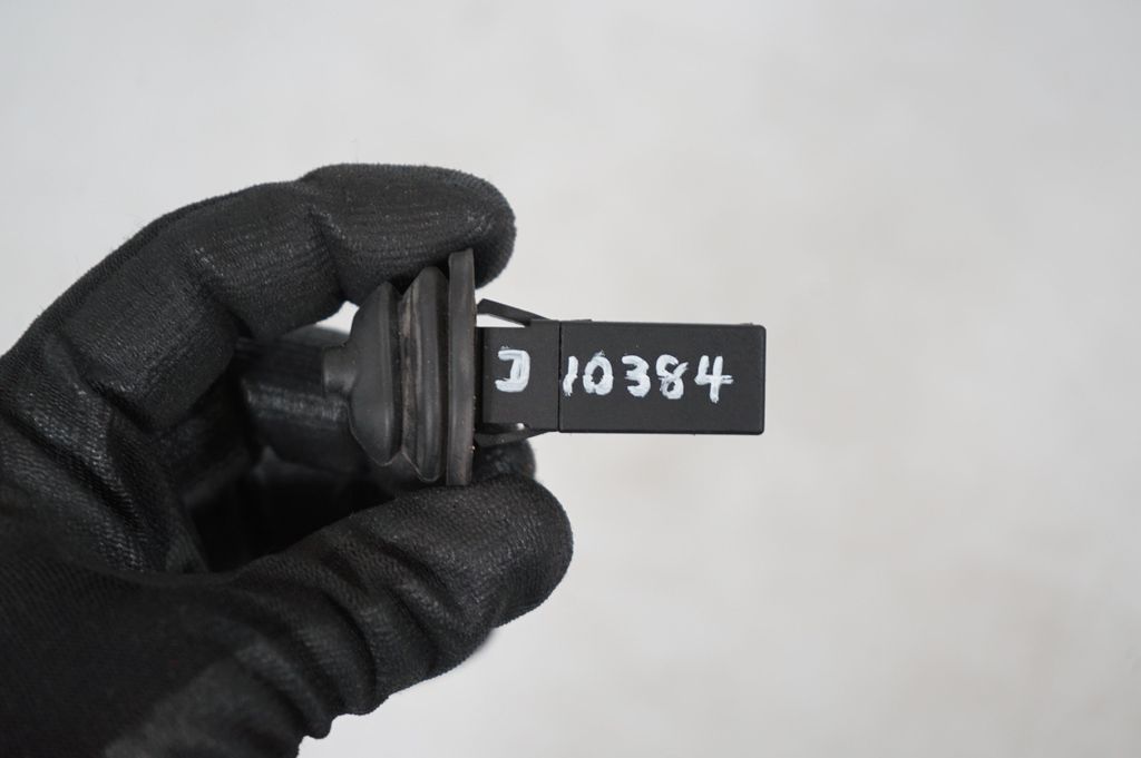 Fuel tank cap lock (8)