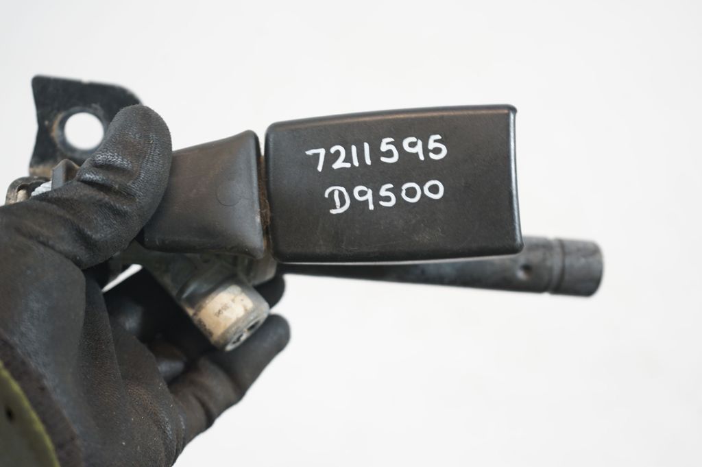 Rear seatbelt buckle (8)