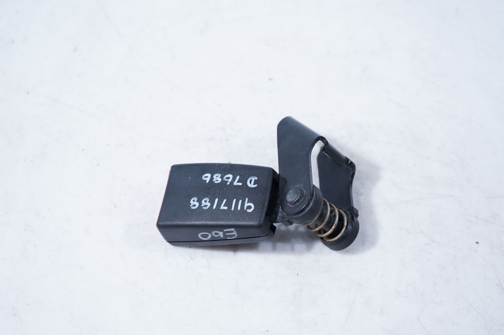 Rear seatbelt buckle (2)