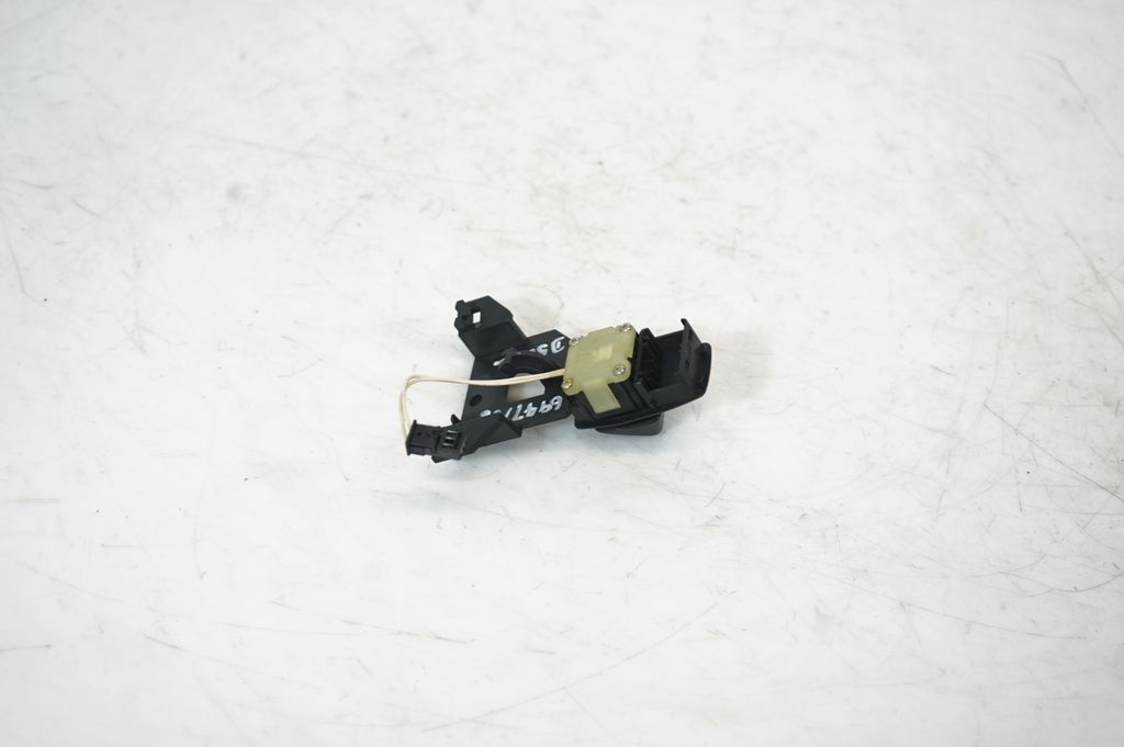 Steering wheel adjustment switch (5)