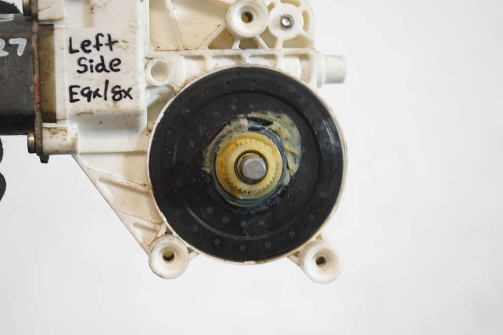 Front door window regulator with motor (7)