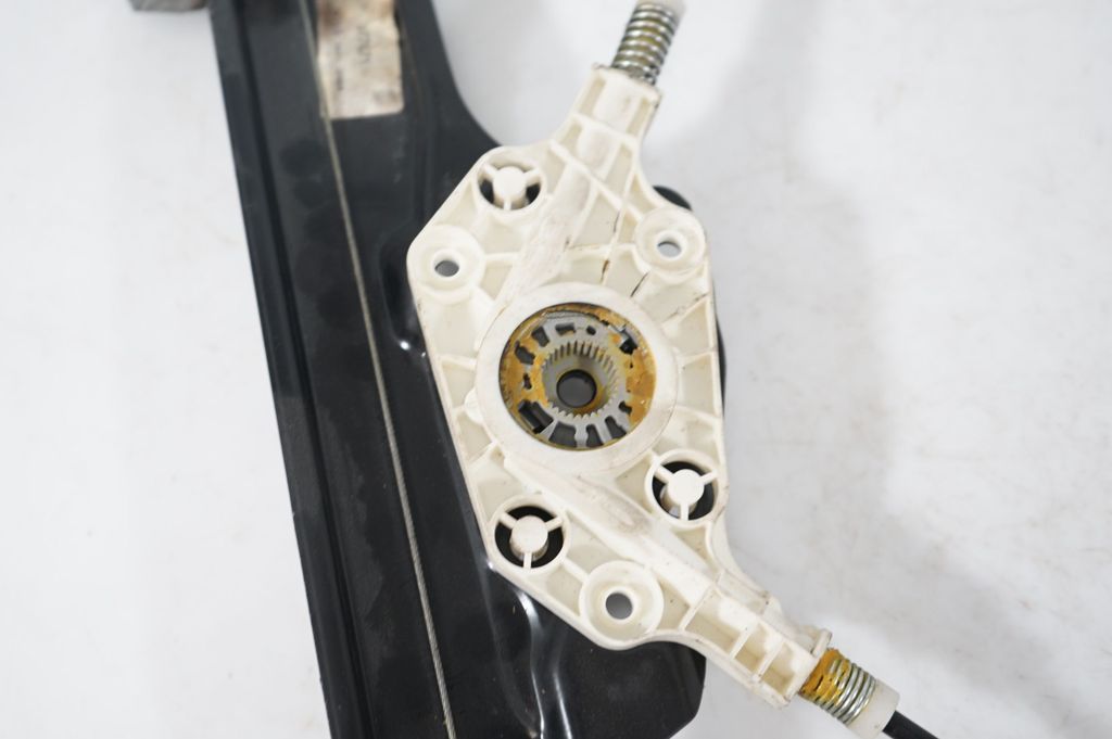 Front door window regulator with motor (7)