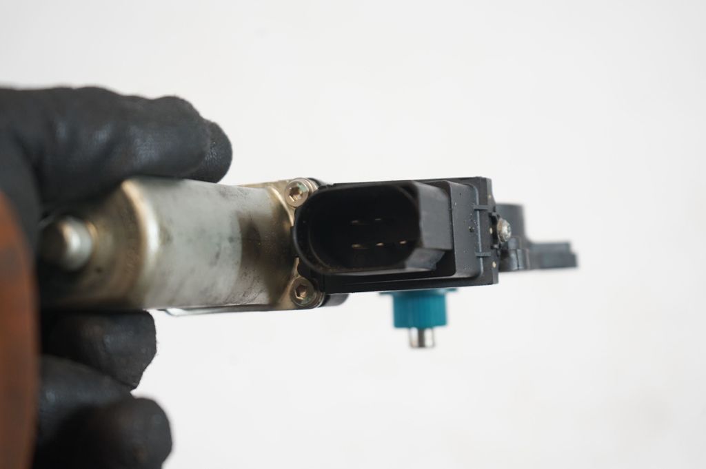 Rear door window regulator with motor (7)