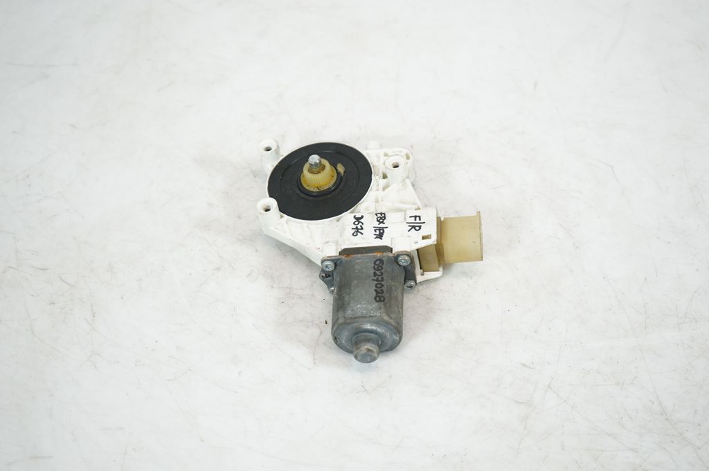 Front door window regulator with motor (2)