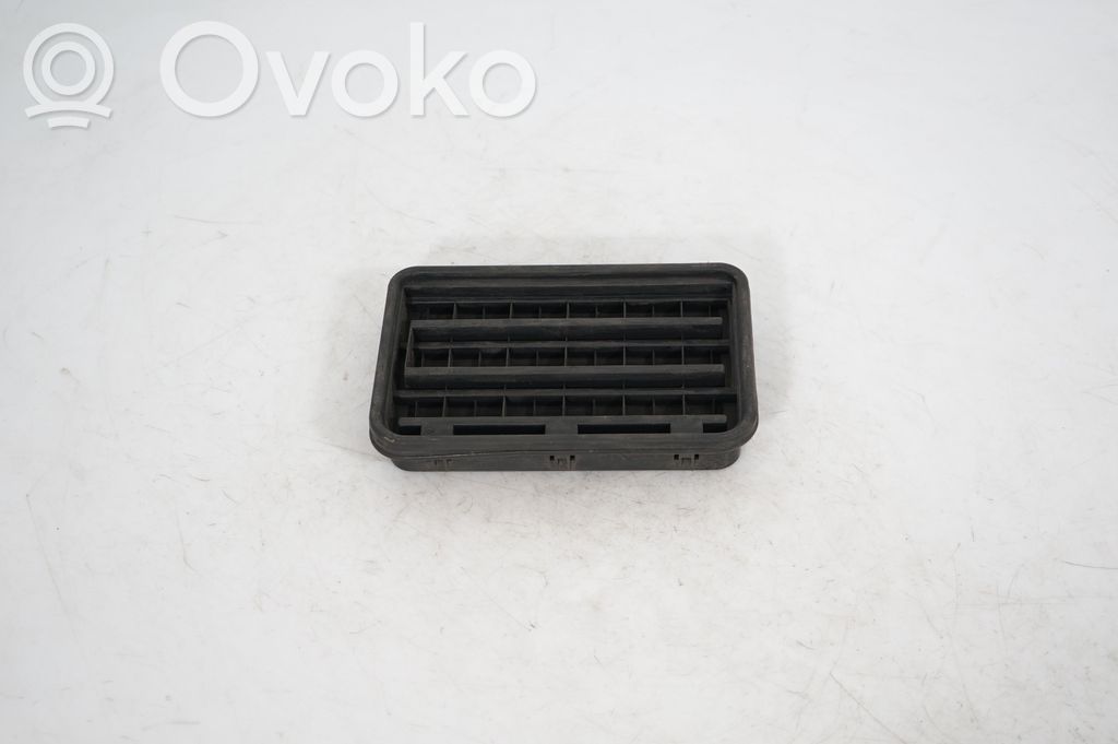 Quarter panel pressure vent