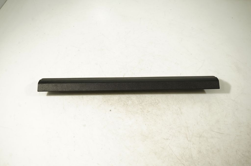 Front sill trim cover (3)