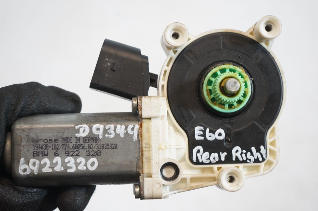 Rear door window regulator with motor (8)