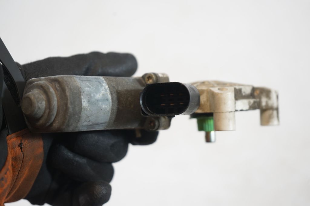 Rear door window regulator with motor (6)