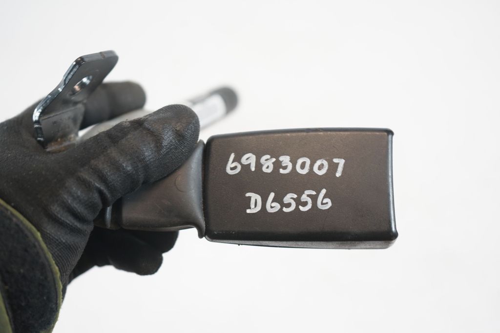 Rear seatbelt buckle (8)