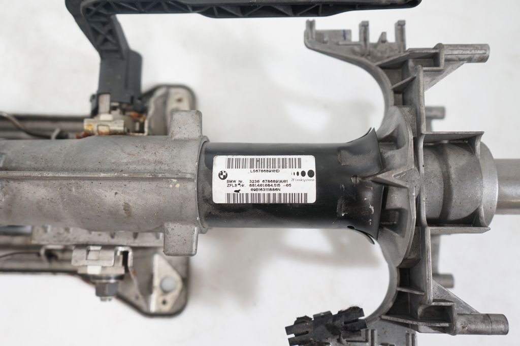 Steering wheel axle (8)