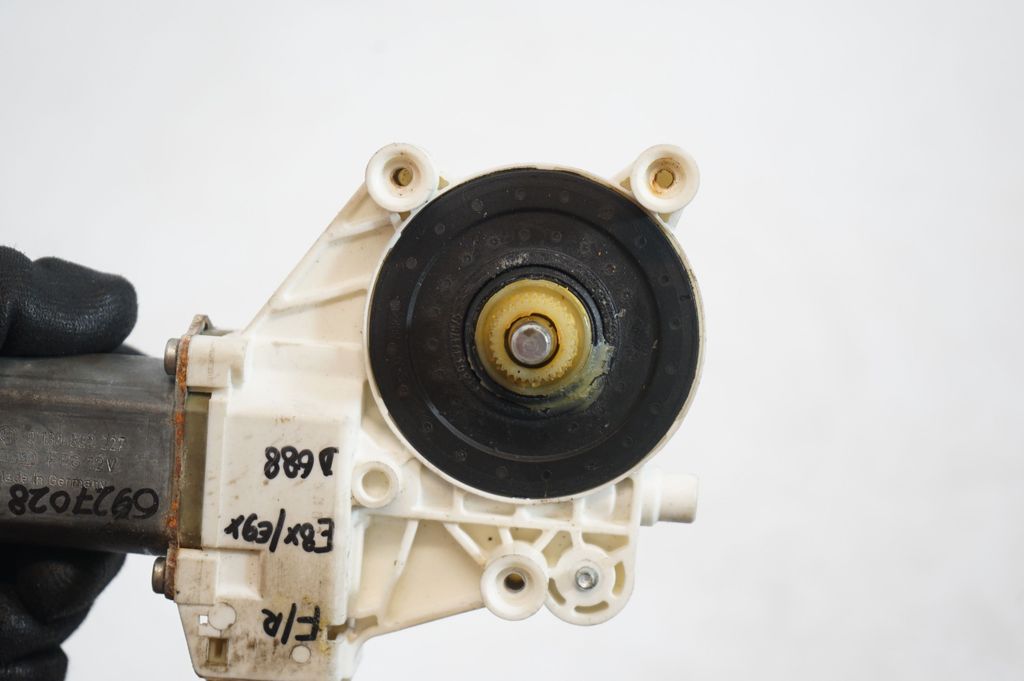 Front door window regulator with motor (6)