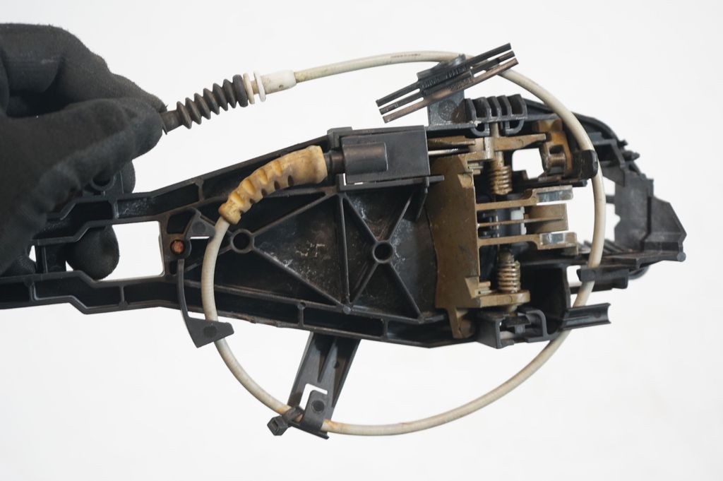 Rear door exterior handle/bracket (6)