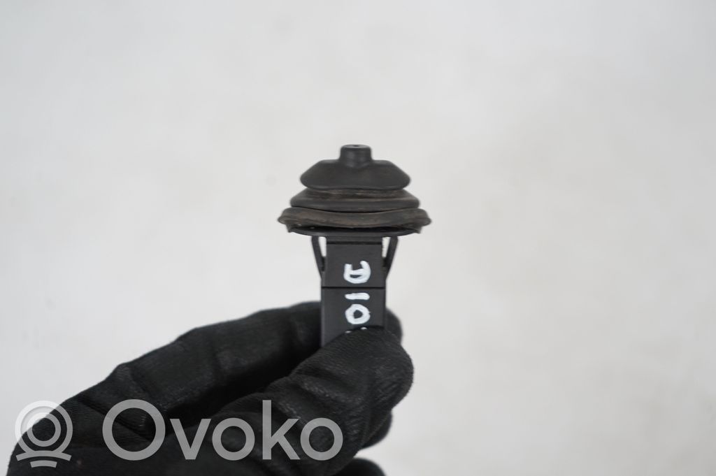 Fuel tank cap lock (7)